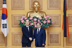 El primer ministro vietnamita, Pham Minh Chinh, y su homólogo surcoreano, Han Duck Soo. (Fuente:VNA)