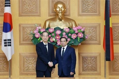 El primer ministro vietnamita, Pham Minh Chinh, y su homólogo surcoreano, Han Duck Soo. (Fuente:VNA)