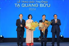 Entregan Premio Ta Quang Buu 2024 a dos científicos. (Fuente:VNA)