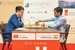 El Gran Maestro vietnamita Le Quang Liem (izquierda) ganó su tercer título de Triatlón de Maestros del Festival Internacional de Ajedrez de Biel. (Fuente: BCF)