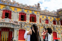 Turistas hacen fotos del Palacio de Kien Trung, en Hue. (Fotografía: toquoc.vn)