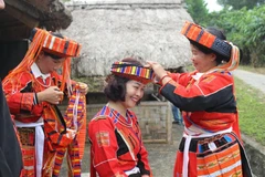 Traje de brocado colorido: orgullo para mujeres Pa Then