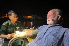 Soldados de la estación de guardia fronteriza de Sa Huynh realizan chequeo médico a la víctima. (Foto: tienphong.vn)