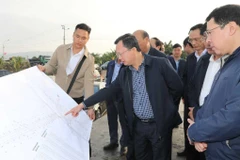 El presidente del Comité Popular Provincial de Quang Ninh, Cao Tuong Huy, inspeccionó las tareas de construcción e inversión en infraestructura en la comuna de Quang Yen. (Fuente: Quangninh.gov.vn)