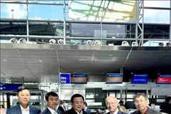 Kambiz Ghawami, presidente del Servicio Universitario Mundial (WUS) de Alemania, entregó de manera simbólica 18 filtros de agua PAUL (Unidad acuática portátil para salvar vidas) a localidades vietnamitas afectadas por el supertifón Yagi. (Fuente:VNA)