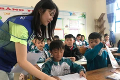 Estudiantes sudcoreanos enseñan idioma sudcoreano a alumnos de la escuela primaria Da Thanh. (Fuente:Internet)