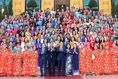 El presidente Luong Cuong se reúne con distinguidas mujeres mayores. (Fuente: VNA)
