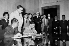 El viceministro de Defensa Nacional, Ta Quang Buu, en nombre del Gobierno y del Comando General del Ejército Popular de Vietnam, firmó el Acuerdo de Armisticio en Vietnam. Poco después también se firmó el Acuerdo de Armisticio en Laos y Camboya. (Fuente: VNA)