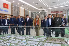 El presidente de Timor-Leste, José Ramos-Horta, contempla la maqueta del parque industrial VSIP Bac Ninh. (Fuente:VNA)