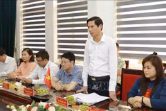 El subdirector de la estación de televisión y radio de Vinh Phuc, Nguyen Manh Tuan, habla en el encuentro. (Fuente:VNA)