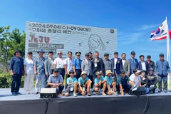 Representantes vietnamitas toman fotografías de recuerdo en la isla de Jeju. (Fuente:Internet)