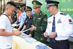 Los guardafronteras en las puertas limítrofes de Huu Nghi, en la provincia de Lang Son, y de Youyi Guan, de China, sostuvieron un evento para elevar la conciencia sobre las leyes para los residentes (Fuente: VNA)