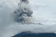 El monte Lewotobi Laki-Laki en la isla de Flores, de la provincia indonesia de Nusa Tenggara, entró en erupción el 3 de noviembre (Fuente: Detiknews)