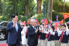 El presidente de Vietnam, Luong Cuong, preside la ceremonia de bienvenida al rey de Camboya, Preah Bat Samdech Preah Boromneat Norodom Sihamoni, quien realiza una visita de Estado del 28 al 29 del presente mes (Fuente: VNA)
