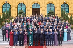 El presidente de Vietnam, Luong Cuong, sostuvo hoy en Hanoi un encuentro con líderes, funcionarios y trabajadores de la Oficina Presidencial (Fuente: VNA)
