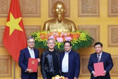 El primer ministro vietnamita, Pham Minh Chinh, (segundo a la derecha) y Jensen Huang, presidente y director general de NVIDIA, presenciaron la ceremonia de firma del Acuerdo de Cooperación entre el Gobierno de Vietnam y el grupo estadounidense.(Foto: VNA)