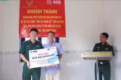 Los comités del FPV en todos los niveles de la provincia sureña vietnamita de Tien Giang entregaron obsequios a cientos miles de hogares pobres locales (Fuente: VNA)