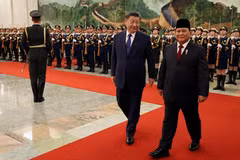 El presidente de Indonesia, Prabowo Subianto (derecha), sostuvo conversaciones con su homólogo chino, Xi Jinping (Fuente: Reuters)