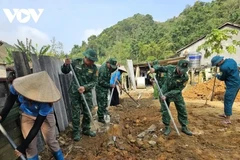 Soldados del puesto fronterizo de Po Ma y las autoridades locales apoyan a una familia desfavorecida en la construcción de una nueva casa. (Fuente: vov.vn)