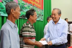 Entrega vicepremier vietnamita regalos a personas necesitadas en ocasión del Tet