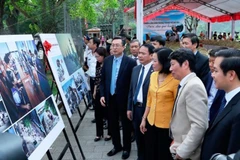 Presentan en Ninh Binh exposición fotográfica sobre el mar e islas de Vietnam