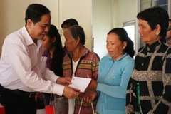 Dirigente de Frente de Patria de Vietnam visita provincia sureña de An Giang en vísperas del Tet