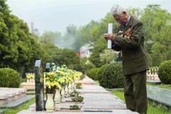 Honran en Vietnam a veteranos con motivo del aniversario de victoria de Dien Bien Phu