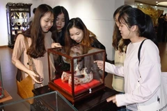 Presentan productos de orfebrería artesanal en ciudad vietnamita de Da Nang