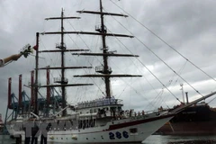 Buque escuela de Armada Popular de Vietnam visita Indonesia 