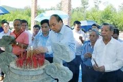 Rinde homenaje premier vietnamita a héroes y mártires en Quang Nam 