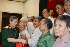 Entregan en Vietnam regalos a personas con méritos revolucionarios 