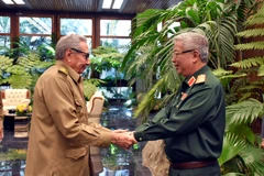 Aboga Raúl Castro por recopilar la historia de la cooperación militar entre Vietnam y Cuba 