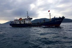 Rescatan a seis pescadores vietnamitas tras naufragio
