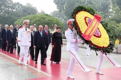 Rinden homenaje altos dirigentes vietnamitas a héroes y mártires de la Patria