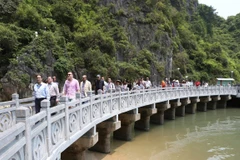 Delegados de la OANA aprecian belleza de la Bahía de Ha Long