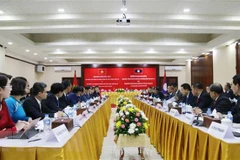 Premier laosiano recibe al ministro de Oficina de Gobierno de Vietnam 
