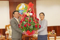 Dirigentes vietnamitas felicitan a sus homólogos de Laos por el tradicional Año Nuevo