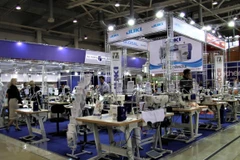 Presentan productos textiles vietnamitas durante feria en Rusia