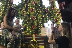 Disfrutan turistas internacionales de la Navidad 2019 en ciudad vietnamita 