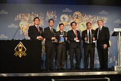 Recibe billetera electrónica de Viettel Laurel de Oro en Premios Internacionales de Negocios