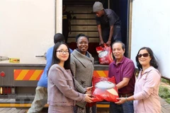 Vietnamitas en Sudáfrica asisten a víctimas de inundaciones en Zimbabue 