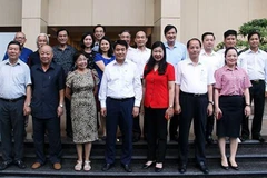 Honran a artistas e intelectuales destacados en ocasión del Día de Liberación de Hanoi