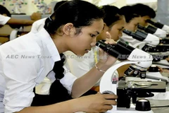 Concede Banco Asiático préstamo millonario a Camboya para mejorar competitividad laboral