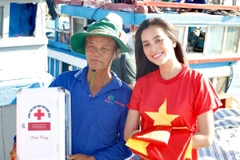 Entregan más de mil banderas nacionales a pescadores en la isla de Phu Quoc