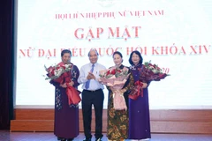 Premier y máxima legisladora de Vietnam se reúnen con mujeres diputadas