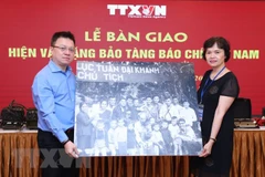 VNA entrega objetos y fotos originales al Museo de la Prensa de Vietnam