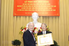 Reciben expresidente y subjefa del Estado de Vietnam insignias por sus largas carreras partidistas 