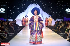 Vitalidad de trajes antiguos vietnamitas