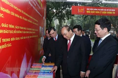 Asiste premier de Vietnam a exposición literaria por los 90 años del Partido Comunista