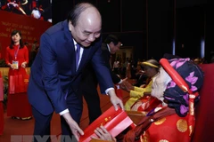 Premier de Vietnam honra a las madres heroicas nacionales 